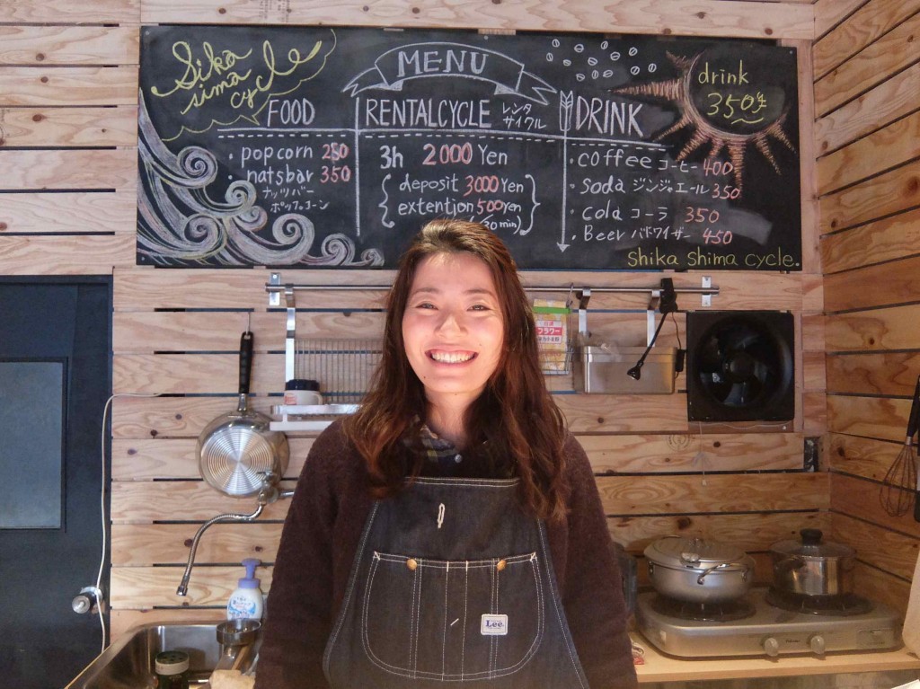 笑顔の素敵なシカシマサイクルの大貝さん。志賀島産のおいしいいちごを使ったカクテルレシピを、一緒に考えてま〜す。