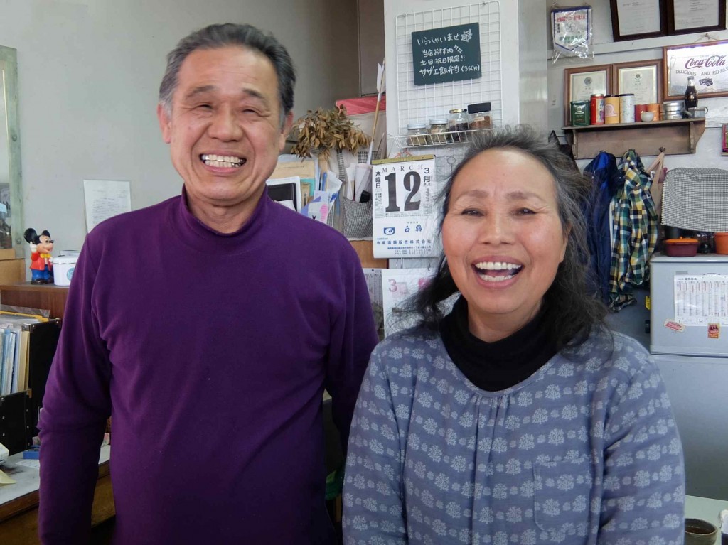 素敵な笑顔の松田さんご夫妻。当日は、漁師の仕事や島の暮らしについてお話していただきます。お母さんは、弘の混ぜご飯サザエメシを作ってくださるそうです！