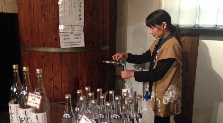 編集部のご近所、百年蔵さんを訪問。しぼりたて新酒を手に入れました！