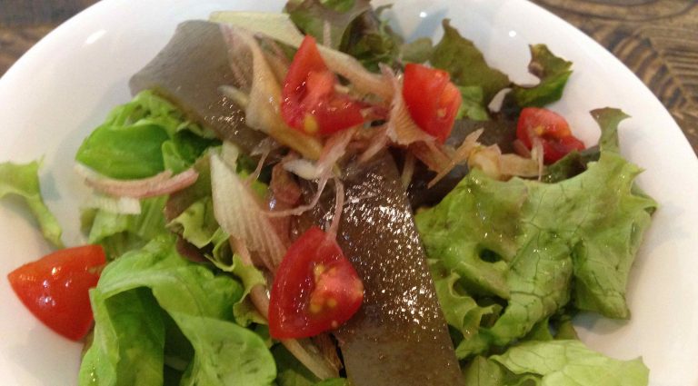 水炊きスープのそうめんにおきゅうとサラダ。博多の味満載！［6月の穴バー］