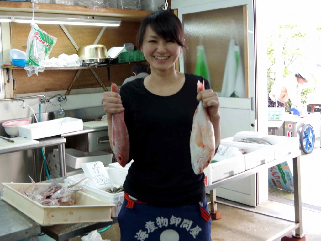 3代目の江美子さん。若いながらも老舗海産問屋の看板を守られています。