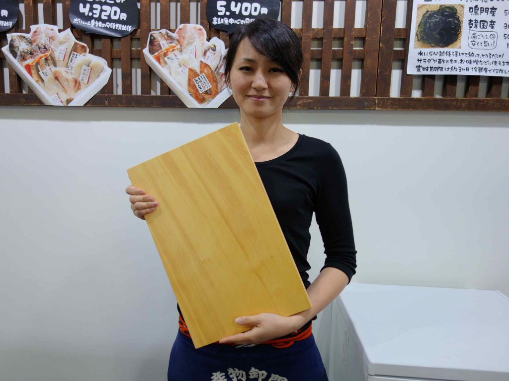 江美子さんが出店していた物産展で見つけた榧（かや）のまな板。傷もつきにくく、長く使える逸品だそうですよ。