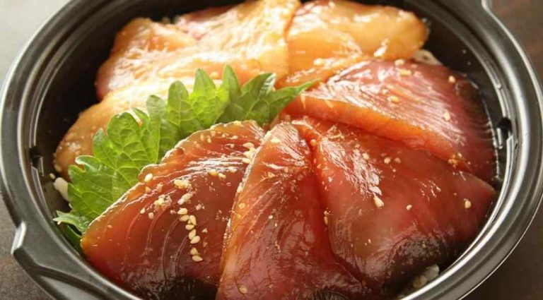 いよいよ20日に開店！鮮魚のづけ丼に、ダシがしみたおでん。はかたの魚をたっぷり楽しみましょう！［11月の穴バー］