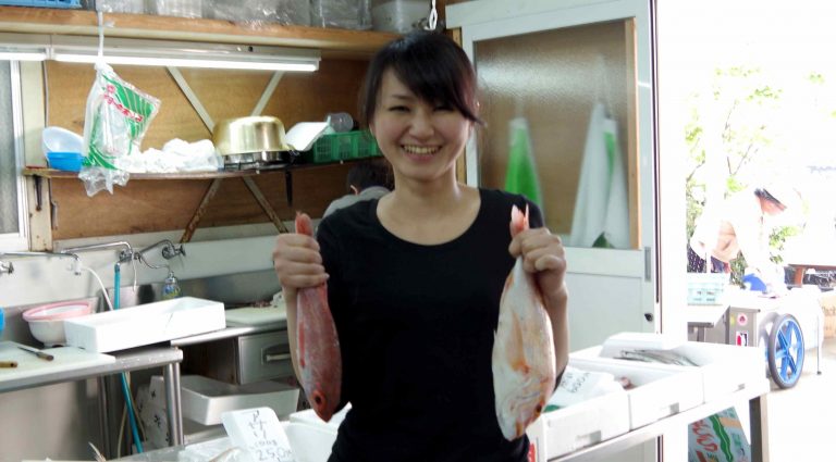 博多の魚はうまかばい！　新鮮な魚をたっぷりいただきましょう。はかたの鮮魚バー開店！［11月の穴バー］