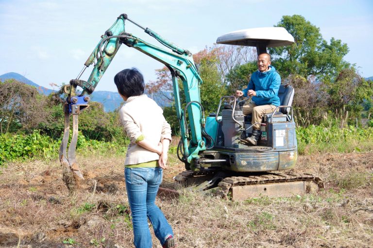 美味しい野菜を作る秘訣は楽しむこと！土の奥深さを知るあおぞら農園とクルン農園をめぐるツアーへ。