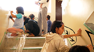 足取りも軽くなる！久留米市の賃貸物件に『studio nucca(ヌッカ)』と住人、ご近所さんで描くウォールアート