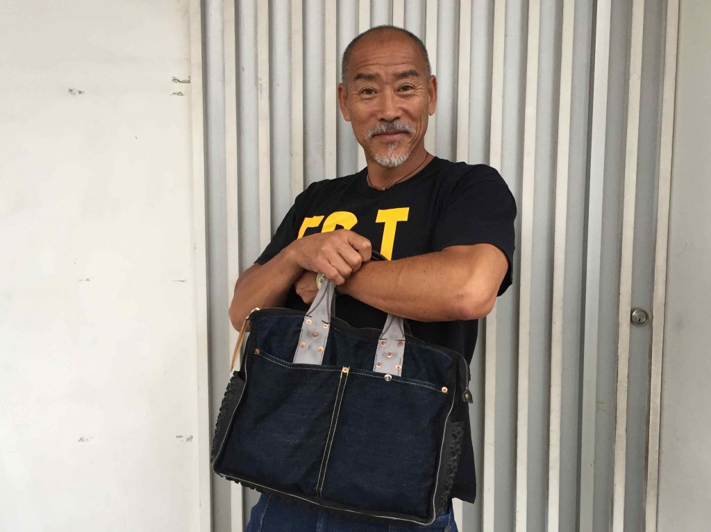 ゲストの綱田誠さん。手にしているバッグは、車のシートベルトやタイヤを活用してつくられたバッグ。綱田さんが考える、使われていないものや捨てられてしまうものを利用して価値を創り出す商品は、エコかっこいい！