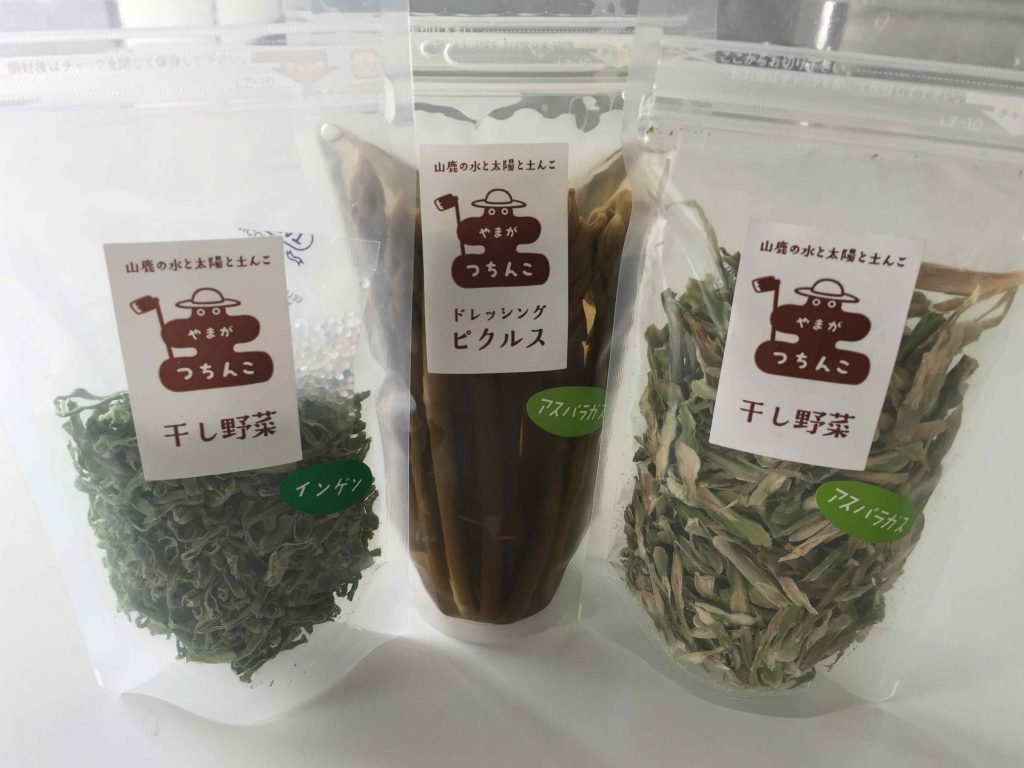 綱田さんが山鹿の生産者さんと一緒に開発したピクルスと乾燥野菜。規格外の野菜が使われています。