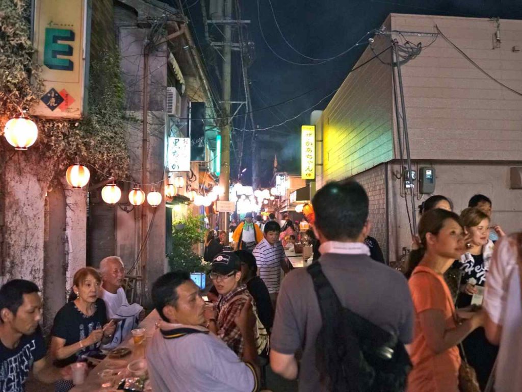 「ぶらり京町横丁」のようす。普段は人通りの少ない京町通りに人が溢れかえるほどの盛況ぶり。