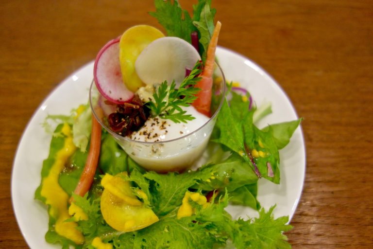 11/18開店！カボチャスープにほうれん草のタルト、ドリンクにはワインスムージーが登場！糸島トラキ野菜のフルコースを楽しみましょう[11月の穴バー]