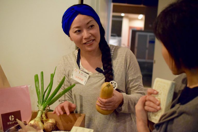カラフルで珍しい旬野菜が続々！目にも楽しいトラキ野菜が糸島から千代町へやってきた！[11月の穴バー]