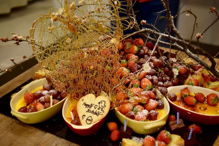 金柑入りの鶏ピンチョスにサプライズの豪華ケーキも！記憶に残るたまごのフルコースで満腹の夜[2月の穴バー]