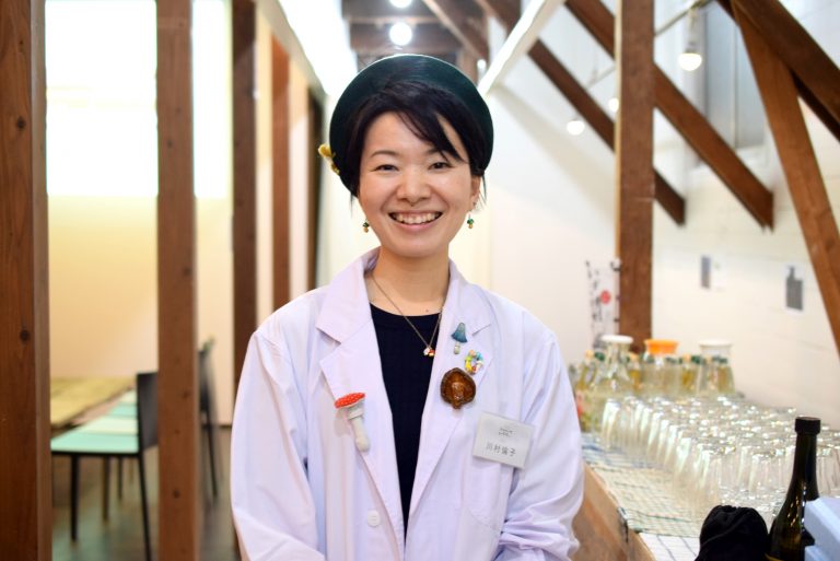 食べ頃は「しいたけが汗をかいたころ」？東峰村から胞子活動を広げるきのこ博士・川村さんがしいたけの絶妙な焼き加減を伝授！[3月の穴バー]