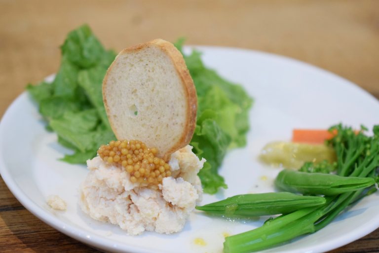 桃酢カクテルやブランド豚「耳納いっーとん」の果実酢煮込みも！果実酢を取り入れる目からウロコなレシピもご紹介します。5/26開店！[5月の穴バー]