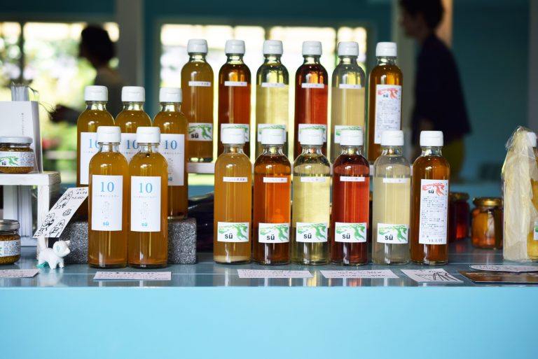 しぼりたてのフルーティな桃酢をお披露目！うきはの酢造発酵場Suさんと開店します [５月の穴バー]