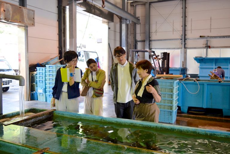 編集部もとりこの「佐伯ごまだし」は漁師町の恵みと知恵から生まれた万能調味料！エネルギッシュな生産者桑原さんのトークをぜひ穴バーで！[大分取材・前編]