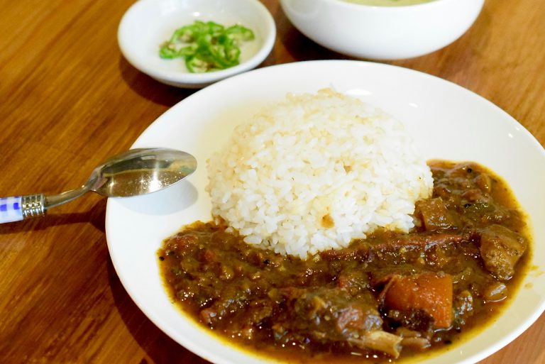 黄色唐辛子の激辛カレーに唐辛子入りの甘いデザートまで。唐辛子をいろんな辛さで味わいつくしましょう[7月の穴バー]