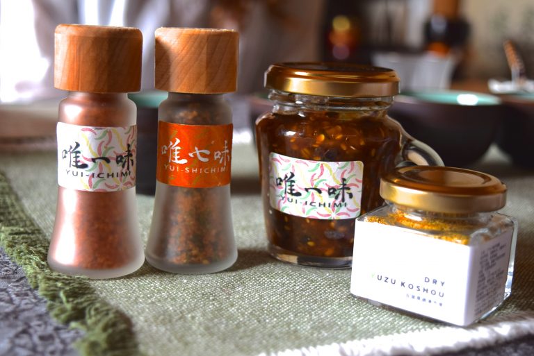 主役は辛さ6倍の歴史ある唐辛子と、熟練の技で育つ3種の唐辛子。辛いもの好き編集部を魅了した4種の唐辛子が千代町にやってくる！ [7月の穴バー]