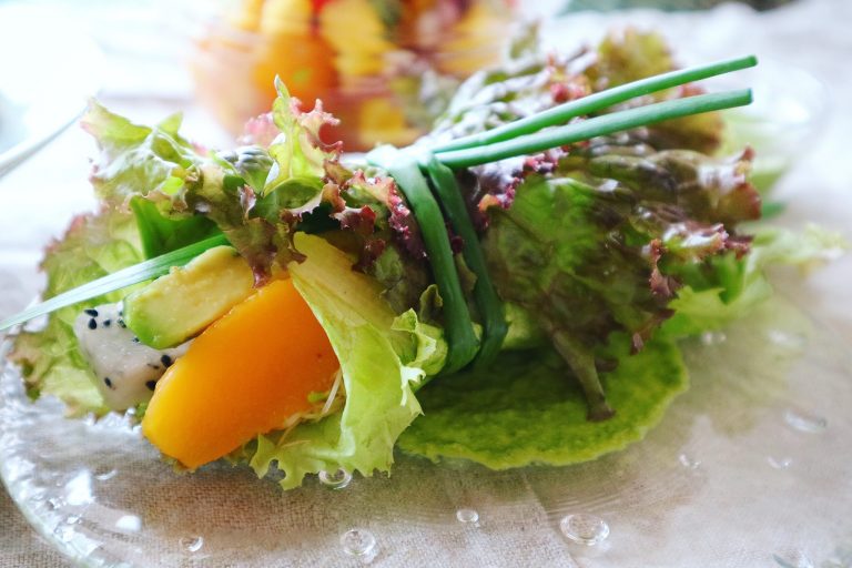 今年のパクチーバーのメニューはこれだ！スパイシーチキンのパクチー炒めや茄子豚パクチーまみれ丼、デザートのパクチータルトまで！　3人の料理家さんによるパクチー料理をご紹介[9月の穴バー]