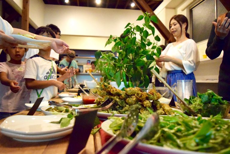 100年以上途切れずに受け継がれてきた唐辛子を味わう。「唯一味」宮崎さんと開店した唐辛子バーはヒーヒー叫ぶにぎやかな2時間半に[7月の穴バーレポート前編]