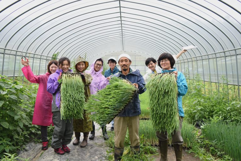 種まきの次は、畑に苗を植え付け！糸島市の「寺本ダーウィン農園」寺本さんとネギ定植体験記