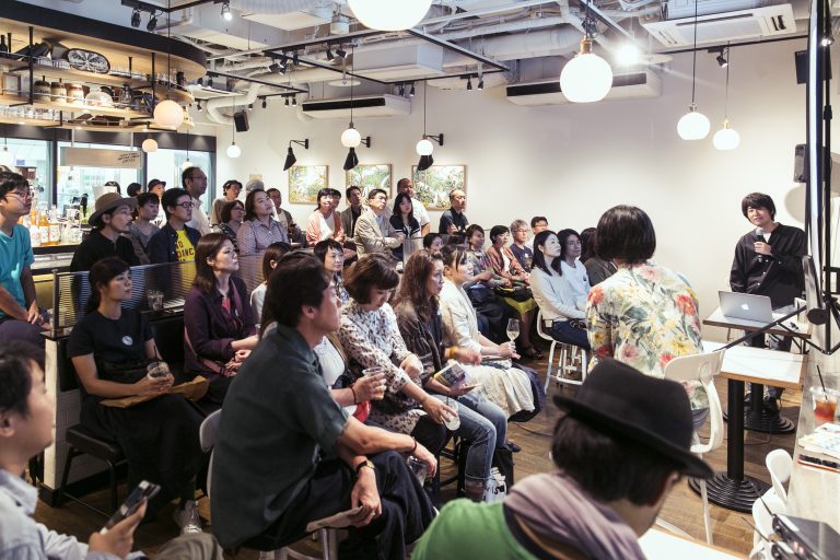 （たまには）下を向いて歩こう！  床も、路上も、建物も！　2人のまちかど偏愛事情