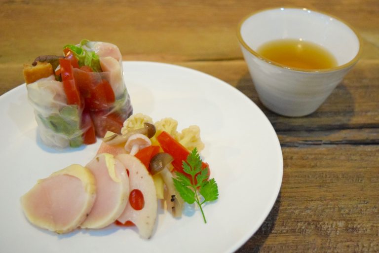 濃厚な鶏スープやたたきをタルタルにしたお料理も！味わい深い鶏をとことん楽しむ穴バーのお料理6品をご紹介！[3月の穴バー]