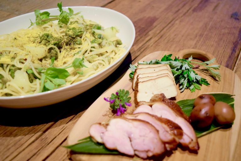 どくだみプリンや好きな野草を選んで食べられる生春巻きも！約20種の野草を使った「野草がごちそうバー」のお料理を大公開！{満員御礼/4月の穴バー]