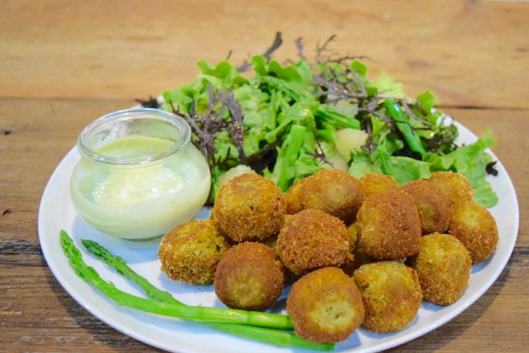 とろとろのロースープやチョコがけアスパラパフェも！「焼く」「茹でる」が定番のアスパラガスをスープやパスタ麺、生でもいただきます！[5月の穴バー]