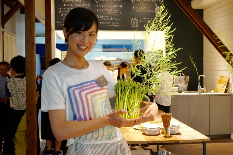 「大変だけど、私にもできる」。モデル兼アスパラ農家のよしこちゃんが思い描く農業の未来とは？[満員御礼 5月穴バーレポート前編]