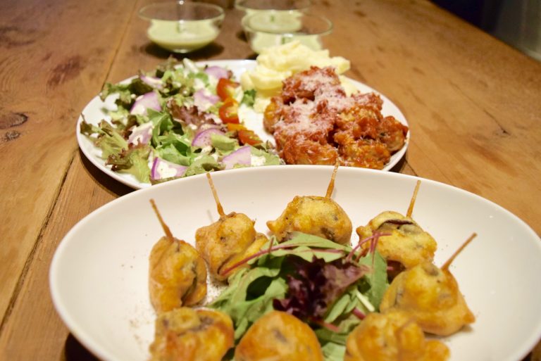 きくらげがたっぷり入ったオムレツにチーズ入りのフリット、キャラメルアイスまで！うきはの生きくらげを使うイタリアン6品をご紹介します！[8月の穴バー]