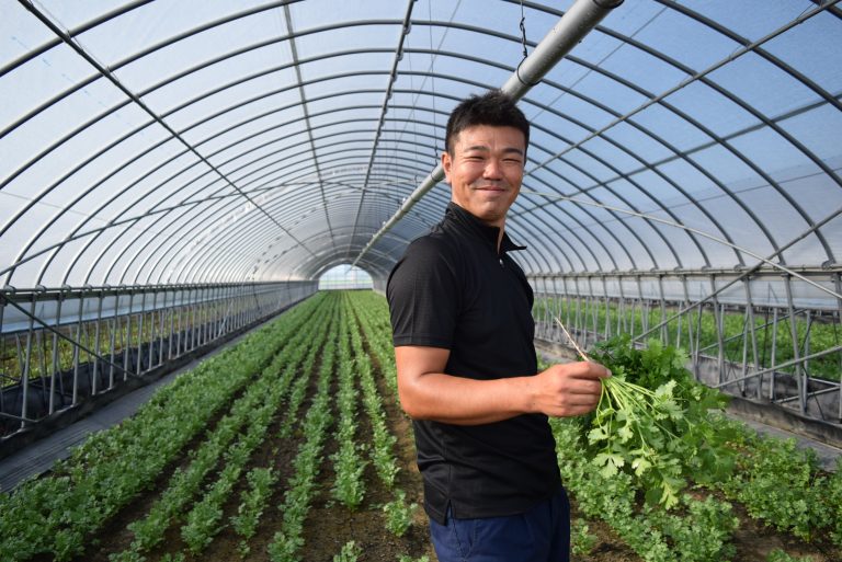 日本一パクチーを生産する久留米市の香月さんがパクリンピックに登場！パクチーブーケとメダルをかけたパクイズ合戦にも乞うご期待！[9月の穴バー]