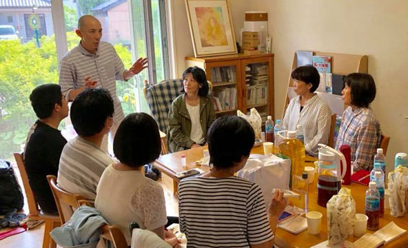 昔の日本人の強靭な身体の秘密は食事にあった。古の時代より伝わる秘薬「万能酵母液」を世に広める、堂園仁さんの菌と発酵のお話。