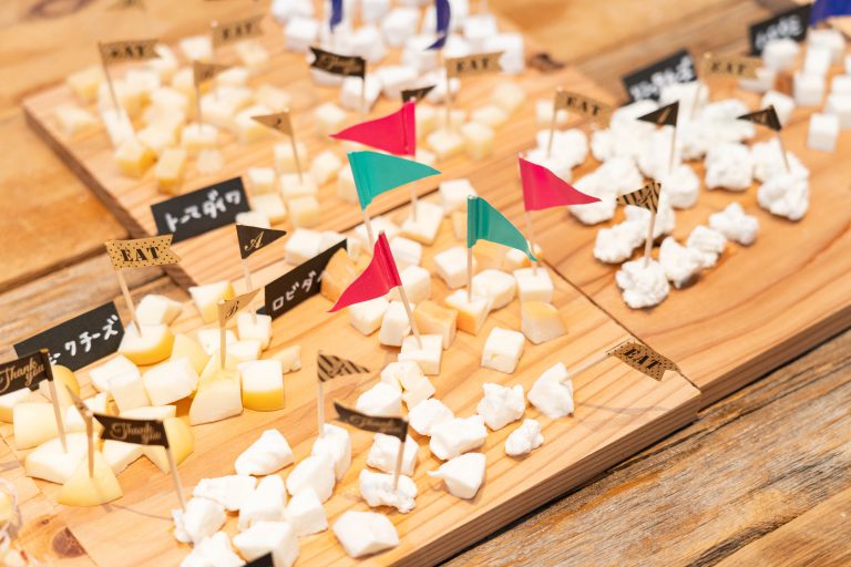 飲んだり、焼いたり、すりおろしたり、豊かなアレンジでチーズ8種を食べ比べ。